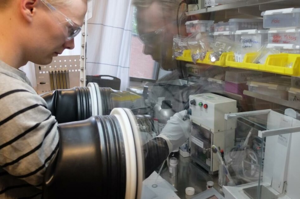 Step by step, Anders Brennhagen builds a sodium-ion battery.