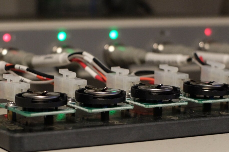 Here, batteries are tested in the lab at the Department of Chemistry, University of Oslo.