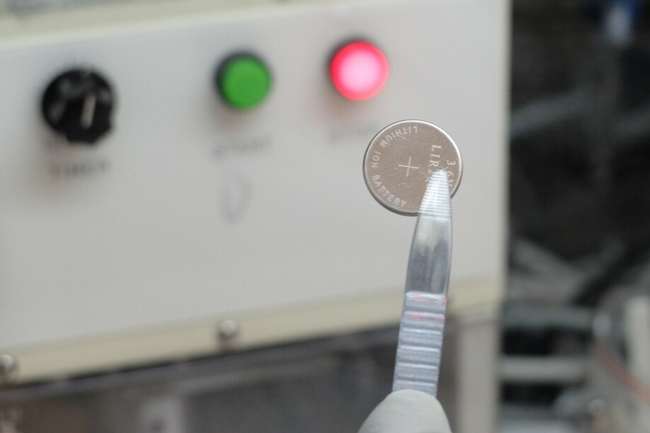 On the outside it says “lithium-ion battery”, but it is not. This is a sodium-ion battery Anders Brennhagen has built.