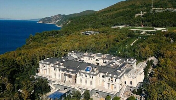 The mysterious "Putin's Palace" on the Black Sea. Imprisoned opposition leader Alexei Navalny claimed in a YouTube video that has been viewed over 100 million times that the palace was donated by rich friends of Putin. Billionaire Arkady Rotenberg, President Putin's judo partner, says he owns the palace. According to Navalny, the price for the palace is more than 10 million euros. According to the BBC, the building is the victim of an extensive mould problem and is therefore closed. The mysterious "Putin's Palace" on the Black Sea. Imprisoned opposition leader Alexei Navalny claimed in a YouTube video that has been viewed over 100 million times that the palace was donated by rich friends of Putin. Billionaire Arkady Rotenberg, President Putin's judo partner, says he owns the palace. According to Navalny, the price for the palace is more than 10 million euros. According to the BBC, the building is the victim of an extensive mould problem and is therefore closed.