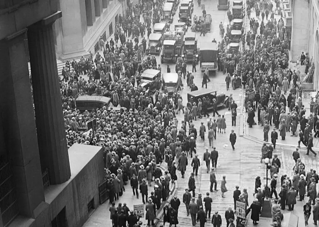 The Wall Street crash of 1929 was a collapse of the New York Stock Exchange. In a few days, stock prices dropped by half. The ensuing financial crisis turned into years of depression in both the US and international economies. This photo shows people who had gathered on the street outside the New York Stock Exchange.