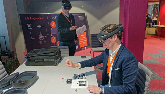 Operators use their hands to click on menus that no one else sees. SINTEF researcher Rimmert van der Kooij (closest) and KIT-AR manager Manuel Oliveira use AR glasses to get help doing things correctly. Operators use their hands to click on menus that no one else sees. SINTEF researcher Rimmert van der Kooij (closest) and KIT-AR manager Manuel Oliveira use AR glasses to get help doing things correctly.