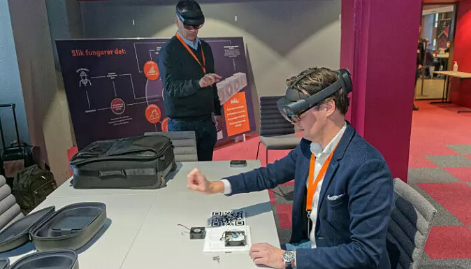 Operators use their hands to click on menus that no one else sees. SINTEF researcher Rimmert van der Kooij (closest) and KIT-AR manager Manuel Oliveira use AR glasses to get help doing things correctly.