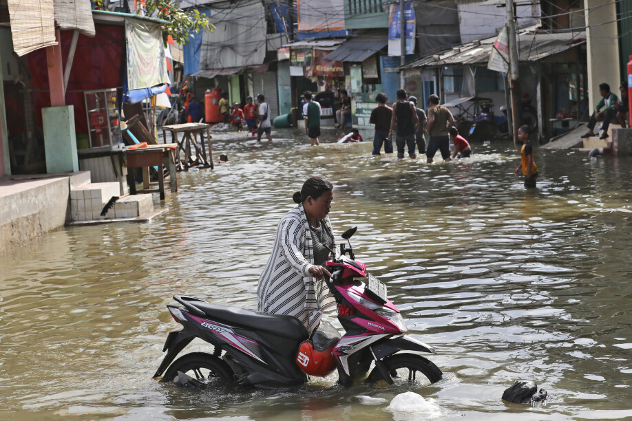 Jakarta, Indonesia was hit hard by floods in November 2021. The city is sinking by about ten centimetres a year due to excessive groundwater withdrawals, which exacerbates problems caused by rising sea levels, according to the news agency AP.