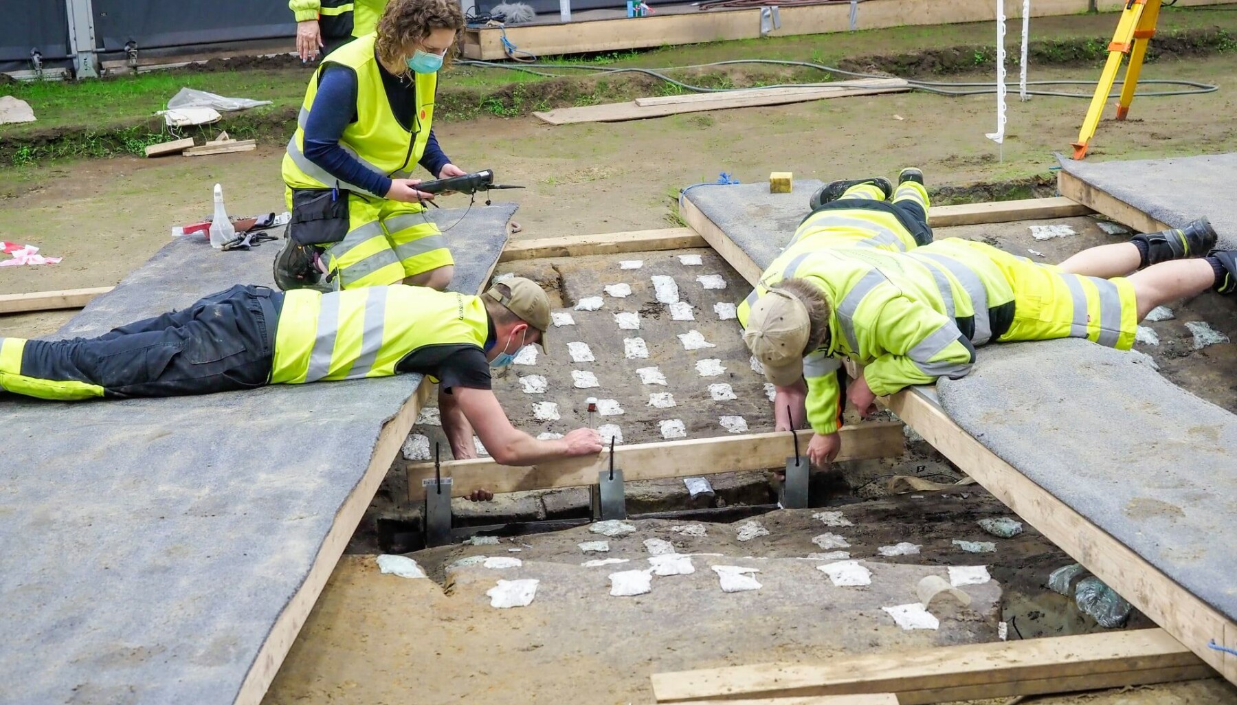Carefully lifting a piece of the keel. Carefully lifting a piece of the keel.