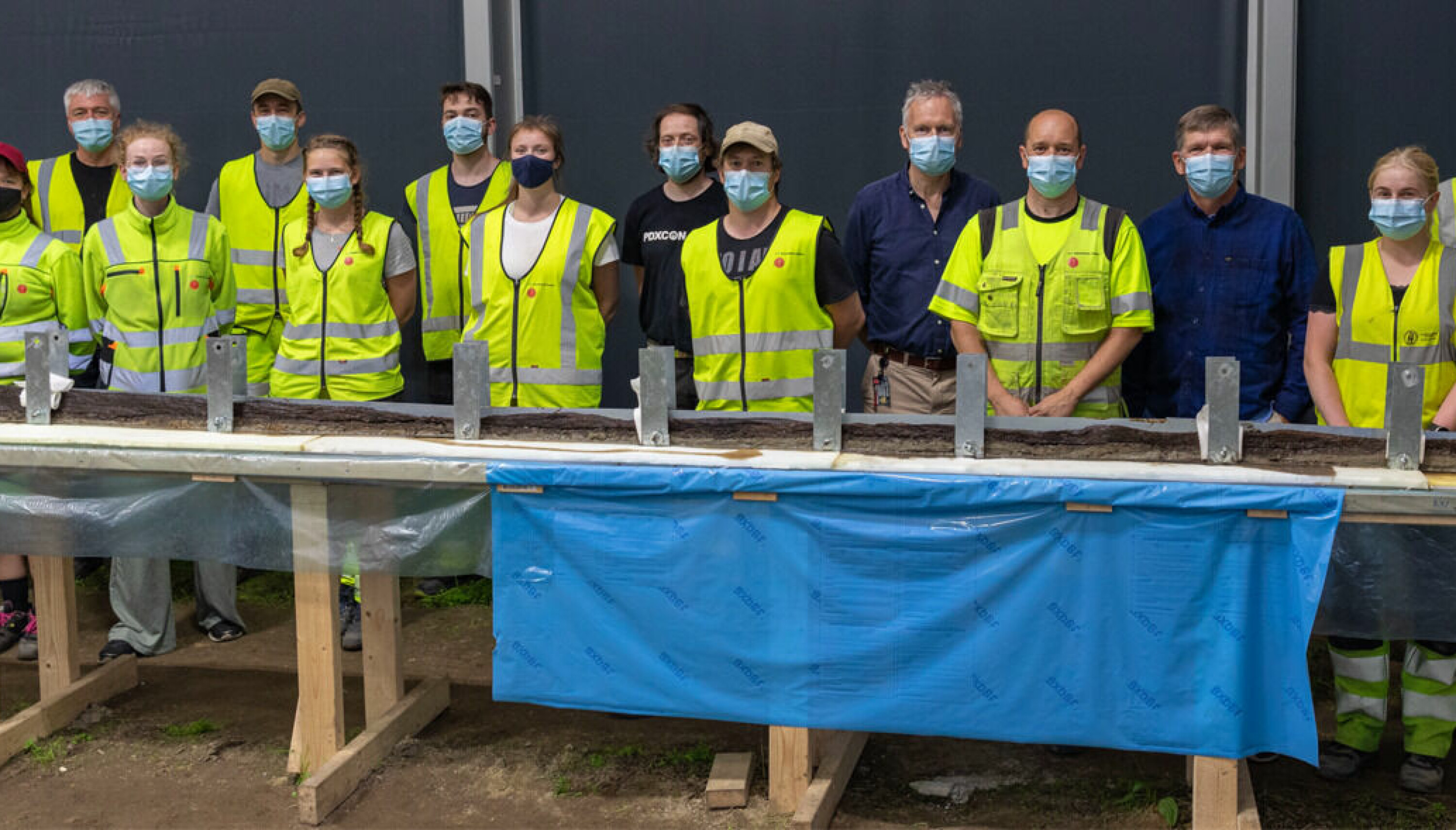 Team Gjellestad and the longest piece of keel. Project manager Christian Løchsen Rødsrud is the third person counting from the right hand side.
