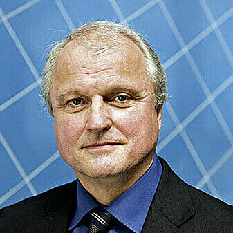 “Regardless what abnormal returns Hvide believes he has proven, they reflect the company's excess returns resulting from insider trading – and not the insiders’ own excess returns, which requires using their actual holding periods,” says Espen Eckbo, professor at the Norwegian School of Economics and Dartmouth College. “Regardless what abnormal returns Hvide believes he has proven, they reflect the company's excess returns resulting from insider trading – and not the insiders’ own excess returns, which requires using their actual holding periods,” says Espen Eckbo, professor at the Norwegian School of Economics and Dartmouth College.