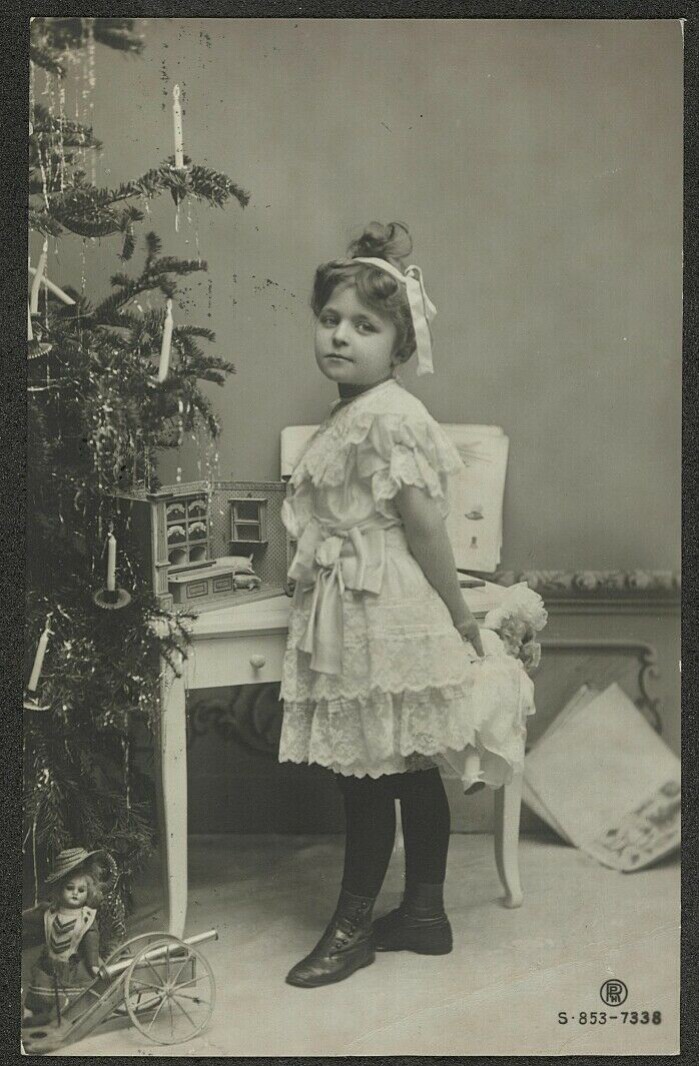 This Christmas card from 1906 is a typical glamour Christmas card, they were very modern at that time. This Christmas card from 1906 is a typical glamour Christmas card, they were very modern at that time.
