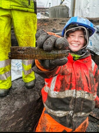 NIKU-archaeologist Ingeborg Hornkjøl found a rune stick with inscriptions in both Latin and Norse. NIKU-archaeologist Ingeborg Hornkjøl found a rune stick with inscriptions in both Latin and Norse.