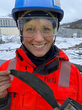 NIKU-archaeologist Solveig Thorkildsen found a very rare runic bone. NIKU-archaeologist Solveig Thorkildsen found a very rare runic bone.
