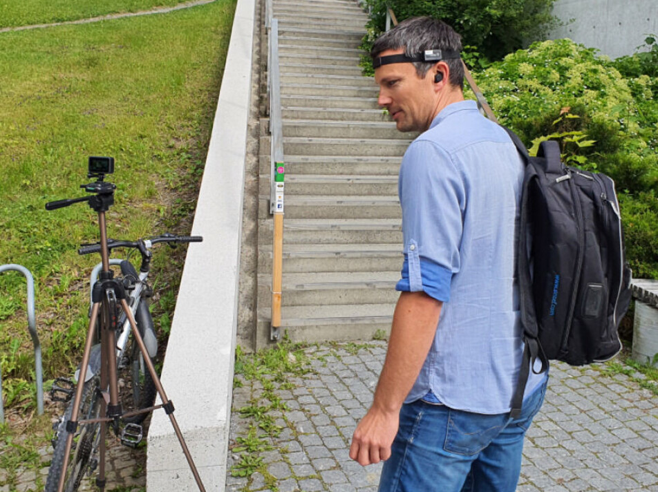 SINTEF-researcher Tron Vedul Tronstad inspecting the equipment ahead of the tests.