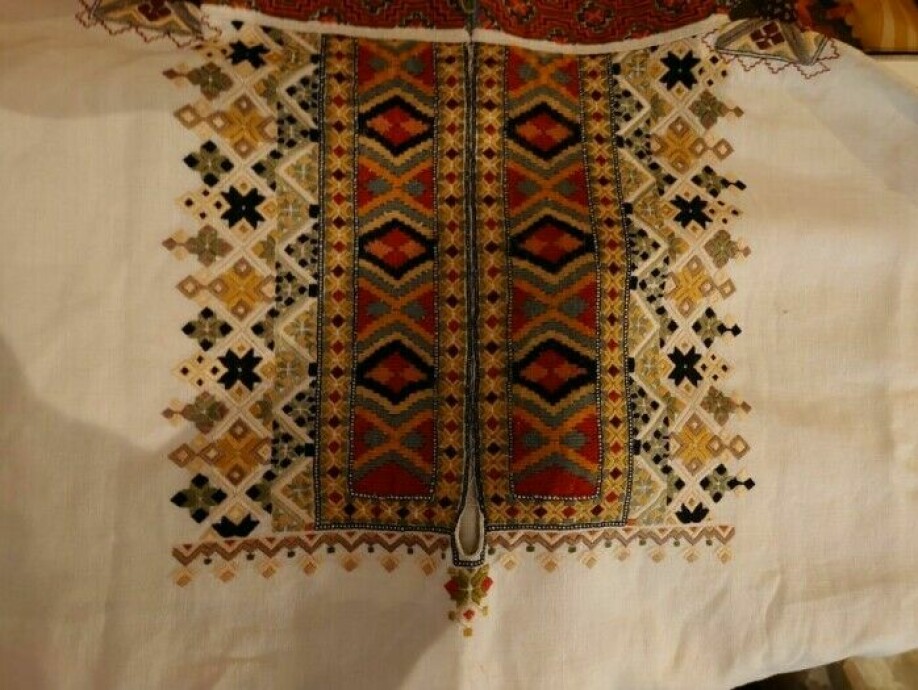 Patterns similar to the Selbu rose are found across Norway and in the world. The pattern can be found on national costumes, for example. This national costume shirt was embroidered by Kari-Anne Pedersen.