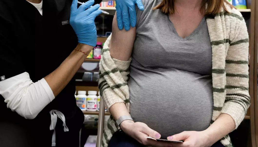 The researchers behind a new Lancet-article want authorities to prioritize vaccinations of pregnant women. Severe Covid-19 in pregnancy is almost exclusively limited to unvaccinated women, they state, stressing that it is time for policies to change.
