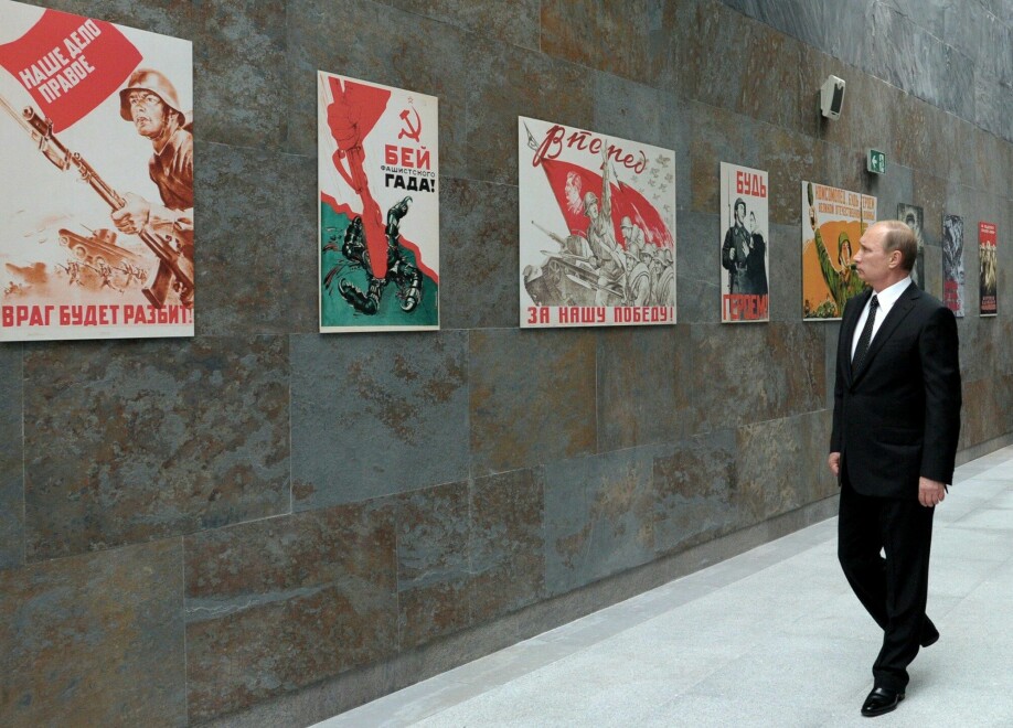 The memory of World War II and the attack on the Soviet Union is kept alive by Russian and Belarusian authorities. Here, Putin visits an exhibition mounted by his colleague Alexander Lukashenko in Belarus. ‘Our case is fair. The enemy will be crushed!’ ‘Crush the fascist bastards!’ and ‘Onward for our victory!’ say the texts on posters from the war. Vladimir Putin himself is said to be very focused on Russia's history.