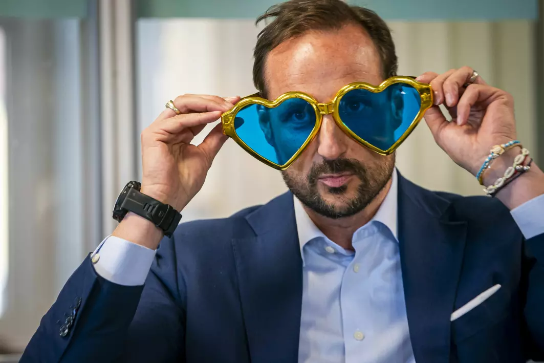 The Norwegian Crown Prince Haakon is probably not taking part in the new Corona-glasses-study, but observational data does suggest that glasses may protect against being infected with the coronavirus.