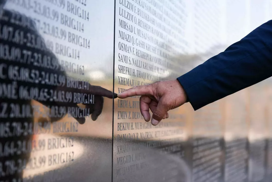 Kenneth Andresen, a lecturer at the University of Agder (UiA), notes that ethnic Serbian and Albanian pupils in Kosovo have different history books. In the photo a Kosovo Albanian man points to the names of people he regards as martyrs after the 1998-1999 war.