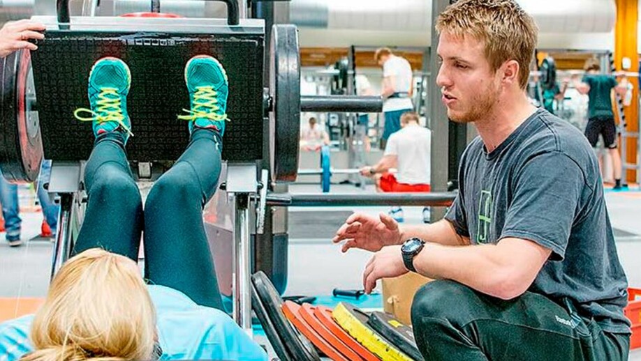 Half of the participants in the study tested their maximum muscle strength. One of Gjestvang’s assistants, Fredrik Kristiansen, helps one of the participants.