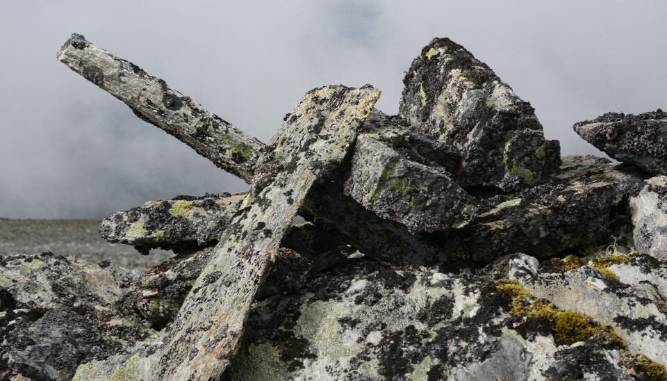 One of the cairns, which has partly fallen down, from the ancient mountain trail at Sandgrovskaret.