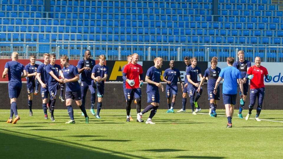 Warming up for the elite series team Strømsgodset, where Torstein Dalen-Lorentsen was the Head of Performance while he was working on his PhD at the NIH.