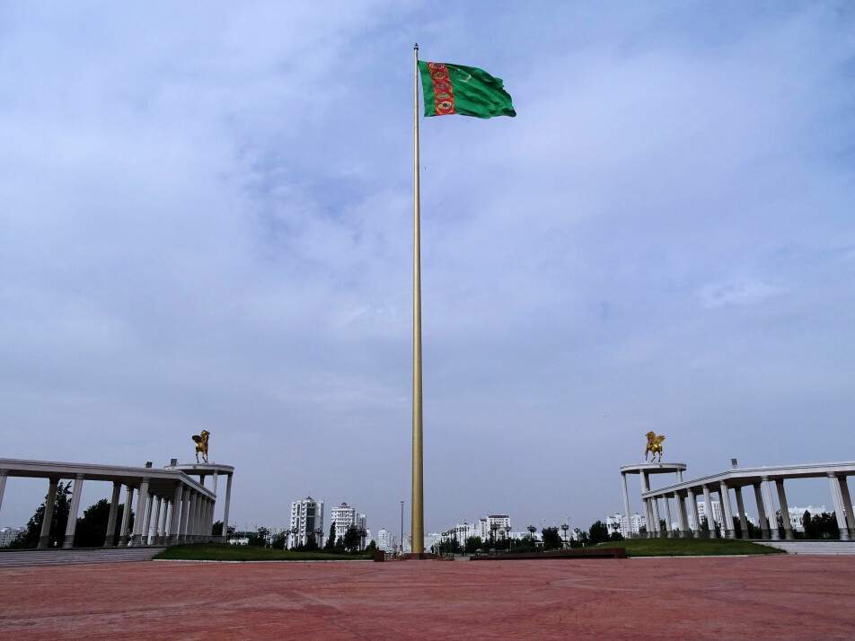 Dictators like to have something which is the biggest in the world. The competition for the tallest flagpole has become quite the dictator specialty. The dictator in Turkmenistan must admit defeat with this 133 metre tall flagpole – surpassed by his colleagues in Saudi-Arabia (170 metres), Tajikistan (165 metres), Azerbaijan (162 metres) and North Korea (160 metres).