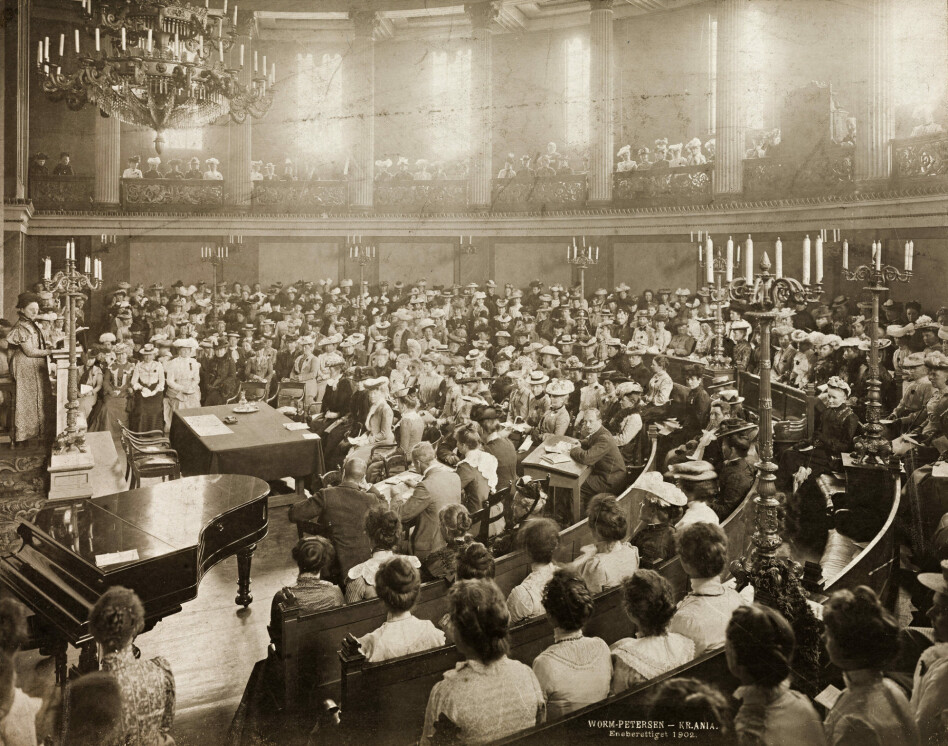 Fredrikke Marie Qvam gives a speech in 1902 at the University of Oslo.