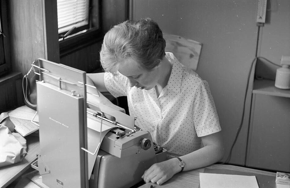 A secretary at the Norwegian Water Resources and Energy Directorate in 1966.