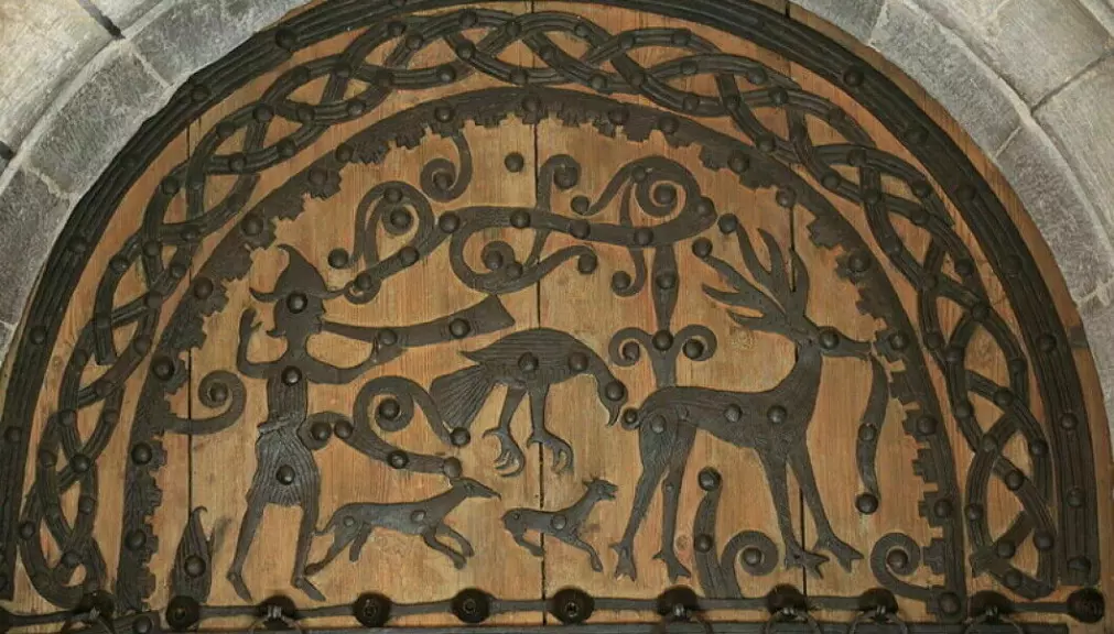 The door in Rogslösa church in Sweden is dated to around 1275. This section depicts a hunting scene – and a bird has been placed in the centre.