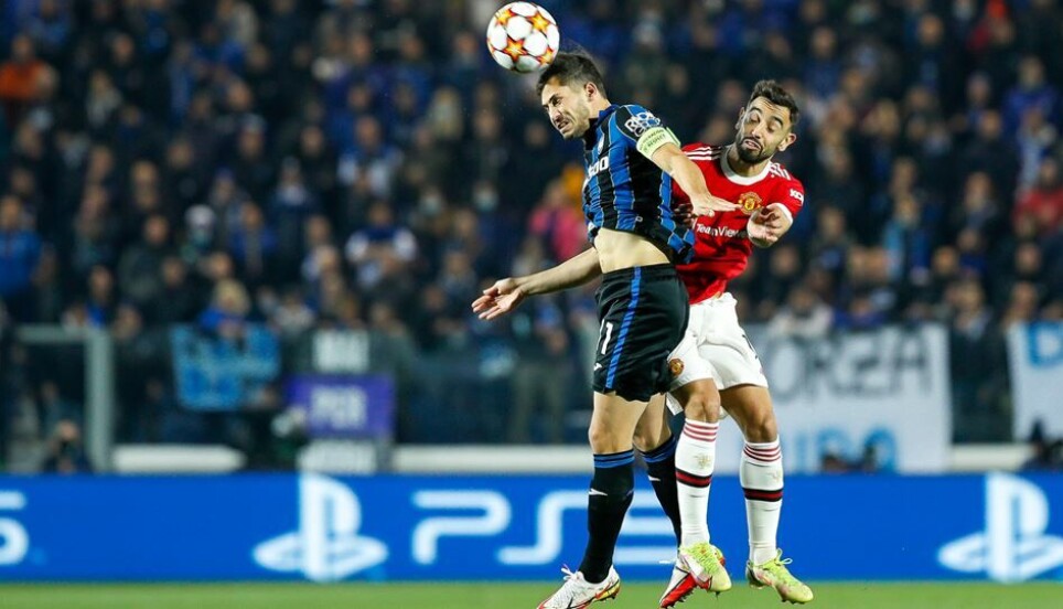 Is heading harmful? Repeated blows to the head, especially severe concussions, can potentially increase the risk of dementia disorders. Researchers are working on a method to quickly detect what kind of damage a blow to the head may have caused. Atlanta-Manchester United at Bergamo November 2021.