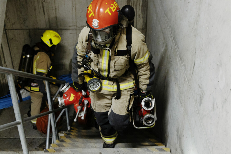 Difficult work in warm clothes. Firefighters from the TBRT fire brigade in Trondheim during a training exercise.