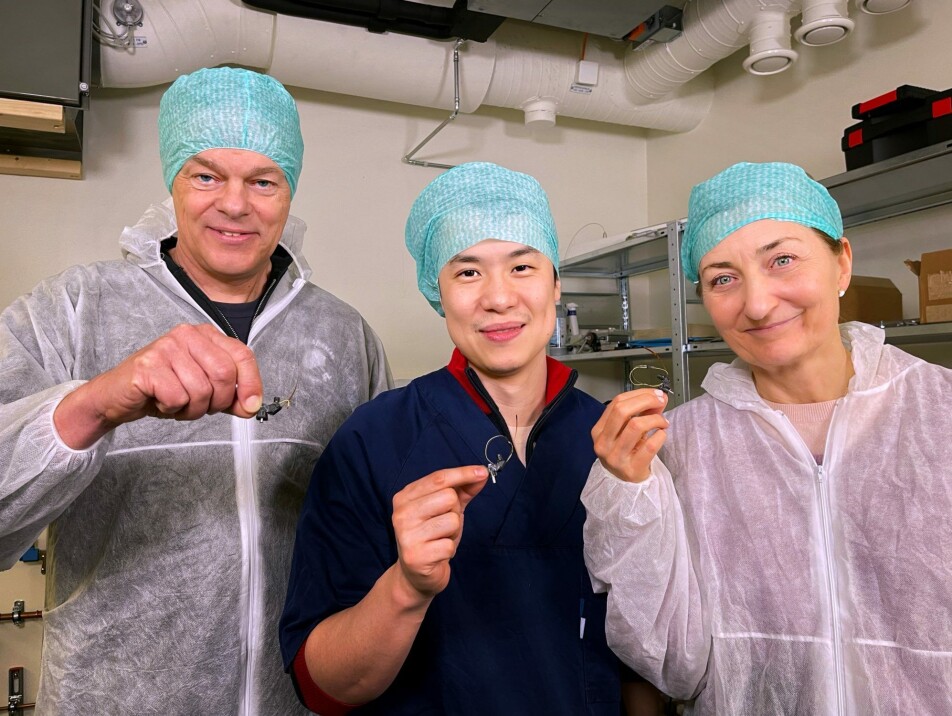 Edvard Moser, Weijing Zong and May-Britt Moser, hold the Mini2P.