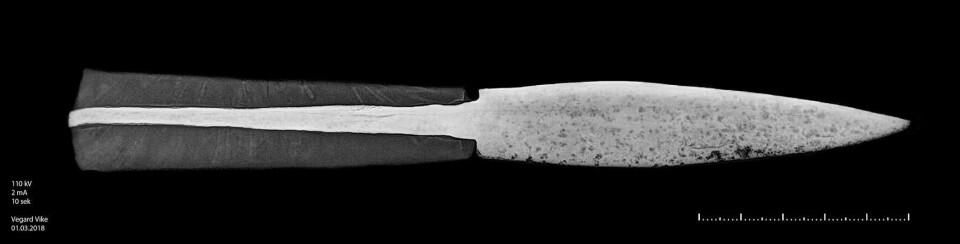 X-ray of the Trollsteinhøe knife done by Vegard Vike at the Museum of Cultural History in Oslo.