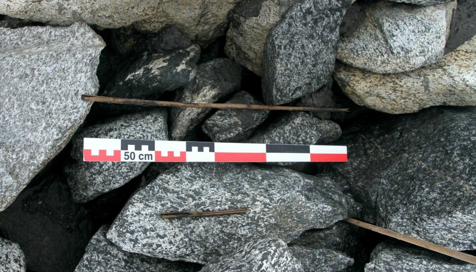 A very warm summer during 2019 caused more snow to melt, and older items to appear at Trollsteinhøe. Pictured here are broken pieces of a 4000 year old arrow, from the Late Neolithic.