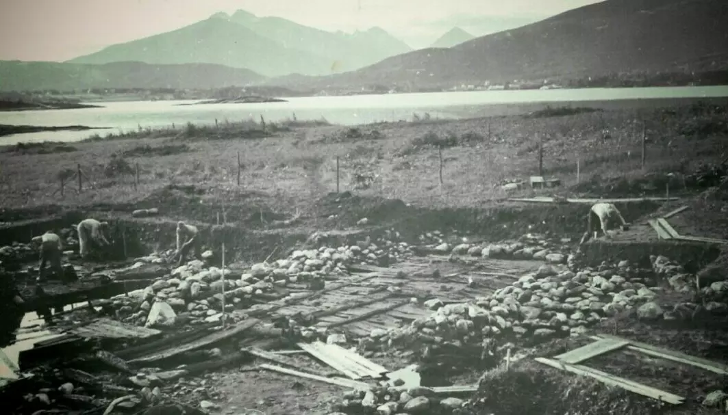 This picture shows the excavation in 1954. The Borgund fjord can be seen in the background. The site was excavated also in the 1960s and 1970s, as well as smaller excavations more recently. In total there have been 31 archaeological field seasons at Borgund, <a href="https://www.uib.no/en/rg/borgund-kaupang/134757/excavating-borgund" aria-label="">the archaeologists write on their project page.</a>