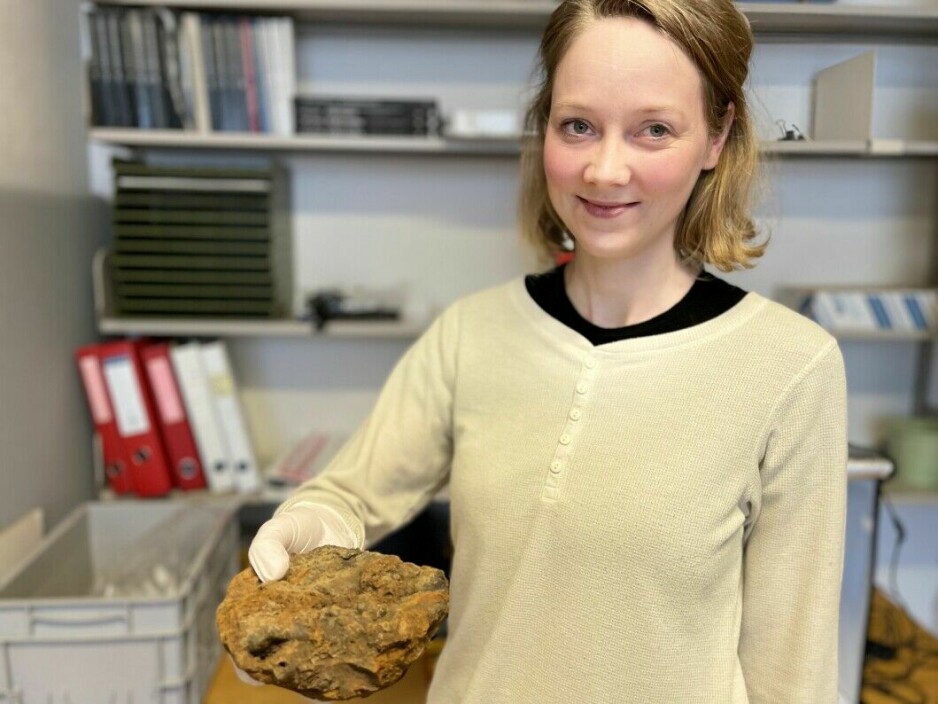 Brita Hope is a research fellow in the Borgund project and specialises in the startlingly large quantities of iron objects. Here she shows a lump of slag residue. Almost a quarter of all Borgund finds are made of metal. Why is there so much more iron here compared to the remains of other Norwegian cities from the Viking Age and the Middle Ages? Can Brita Hope help us find the answer?