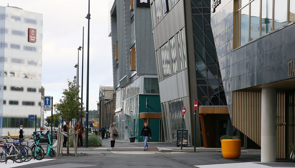 The buildings on the right generate more electricity than they use themselves, and the Clarion Hotel Trondheim on the left is among the buildings that will buy their surplus electricity.