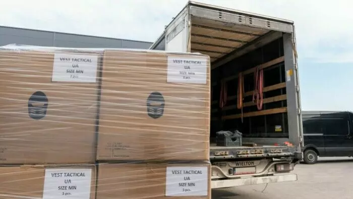 Norwegian tactical vests are loaded onto lorries and driven to Ukraine.