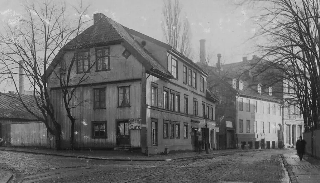 The street Pilestredet in Oslo was previously called Natmandsgaden and Rakkerstrædet, meaning the nightman's street (rakker was slang for nightman). This photo was taken in the late 19th century.