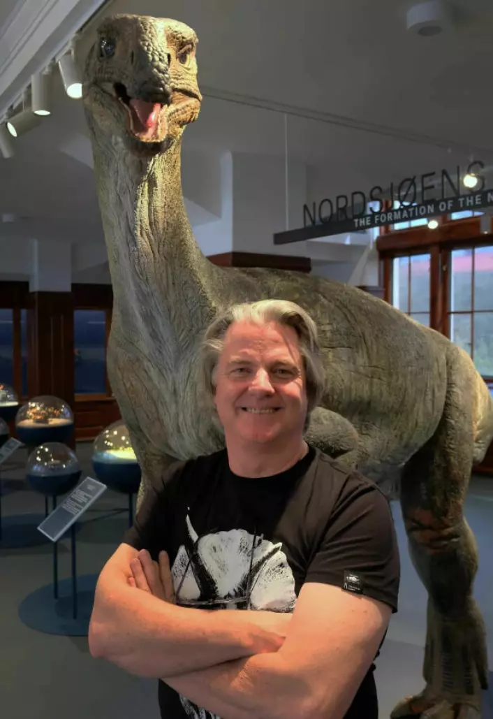 Jørn Hurum works at the Natural History Museum. Here he is with a model of the plateosaurus.