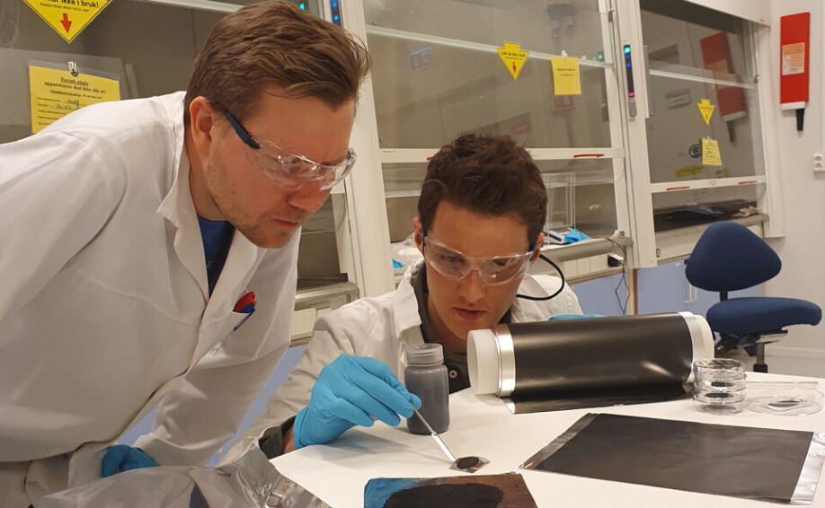 A lot of space and energy is required in making batteries. Sintef researchers Tor Olav Sunde (left) and Nikolai Helth Gaukås have found out how it is possible to save a lot of both.
