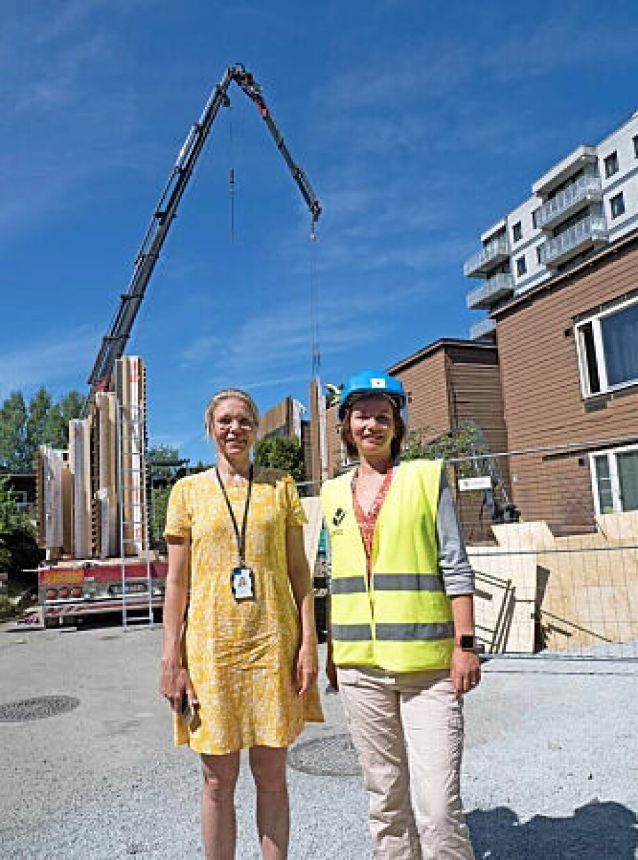 Kari Thunshelle (left) with Vera Lukina, project manager for the municipal company Boligbygg, when the homes were upgraded.