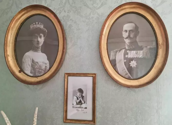 The royal family followed the polar expeditions closely. Signed pictures of Queen Maud, King Haakon and Crown Prince Olav hang on the wall in Amundsen’s living room.