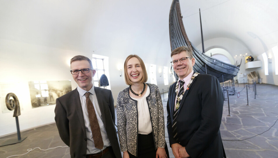 Big smiles in 2019, after the government at the time had declared that a new museum would be built for the Viking ships and the Viking collection. From the left, Director of the museum Håkon Glørstad, then Minister of Science and Education Iselin Nybø and rector at the University of Oslo Svein Stølen.