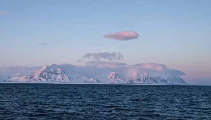 The front between warm Atlantic waters and cold waters from the Arctic lies around Svalbard. A small displacement of this front has major consequences for the sea temperature around the archipelago.
