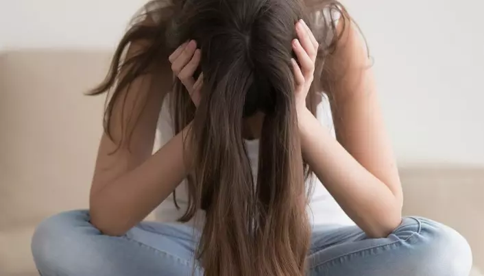 Mental stress affects 44 per cent of teenage girls in Norway - professor calls for regulation of social media
