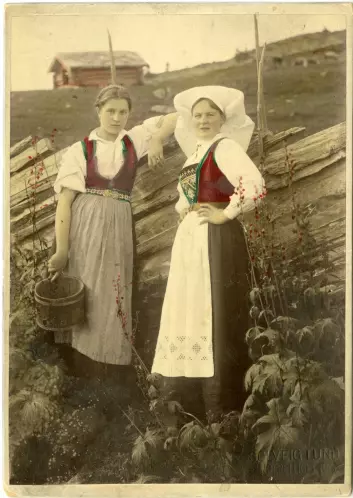 Solveig Lund established herself as a photographer in 1892. One of the themes in her photographs are portraits of women dressed in bunads, in the studio and outdoors. More of Lund’s photos can be seen at <a href="https://digitaltmuseum.no/021036007489/lund-solveig-1869-1943?o=0&amp;n=106" aria-label="">digitaltmuseum.no</a>. The women in this photo are wearing a traditional costume from Hardanger.