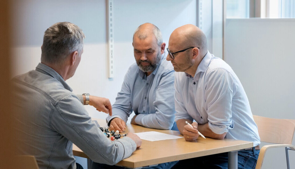 “Innovation doesn’t just involve getting a good idea or working out a new discovery. It’s just as much about how you manage to develop a discovery into something that can be used,” says Gaute Brede from TTO. Here he discusses molecular models with chemists Eirik Sundby and Bård Helge Hoff.