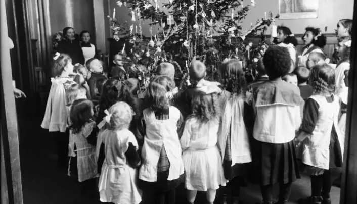 At the beginning of the 20th century, people in Oslo put figs in baskets on their Christmas trees. It is not known whether these children, who participated in the Salvation Army's Christmas tree party in 1903, were allowed to eat figs.