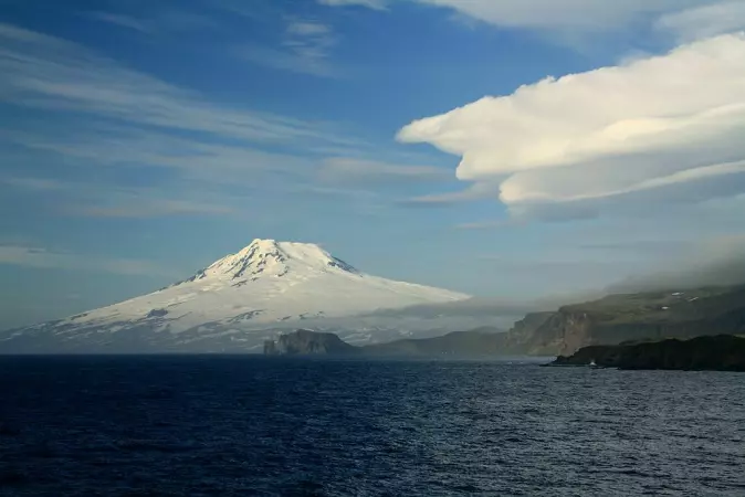 The island of Jan Mayen has been shaped by volcanic activity and it is much younger than the microcontinent of Jan Mayen. For a long time it was assumed that the Beerenberg volcano was dead. But in 1970 there was a powerful eruption. Another eruption occurred in 1985.