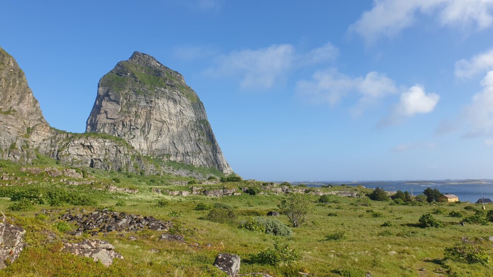 The island of Sanna is also home to the iconic Trænstaven Mountain. Jutting a full 338 metres straight out of the sea, it is one of the most visible and well-known sailing marks along the Norwegian coast.