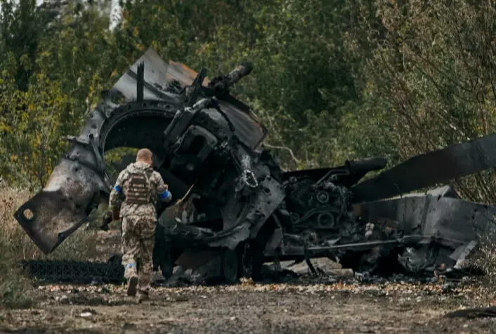 Ukraine has had great success in Kharkiv. Here, a Ukrainian soldier inspects the remains of a Russian tank near Balekleija in Kharkiv.